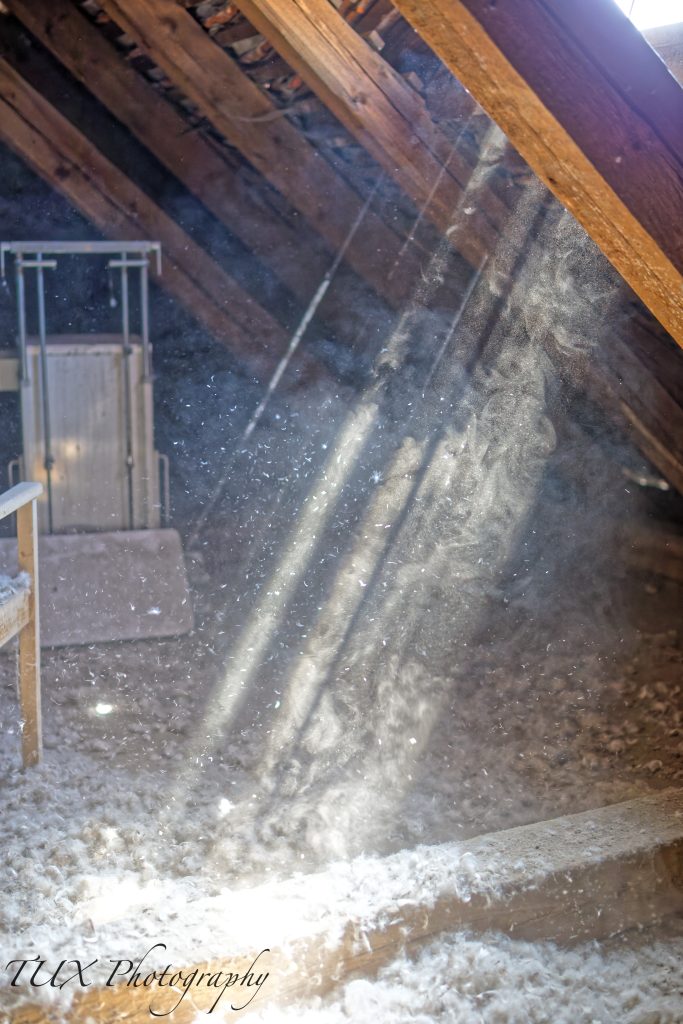 Sonnenstrahl mit tanzenden Staubpartikeln im Dachboden von Schloss Henriette zu Helmsdorf
